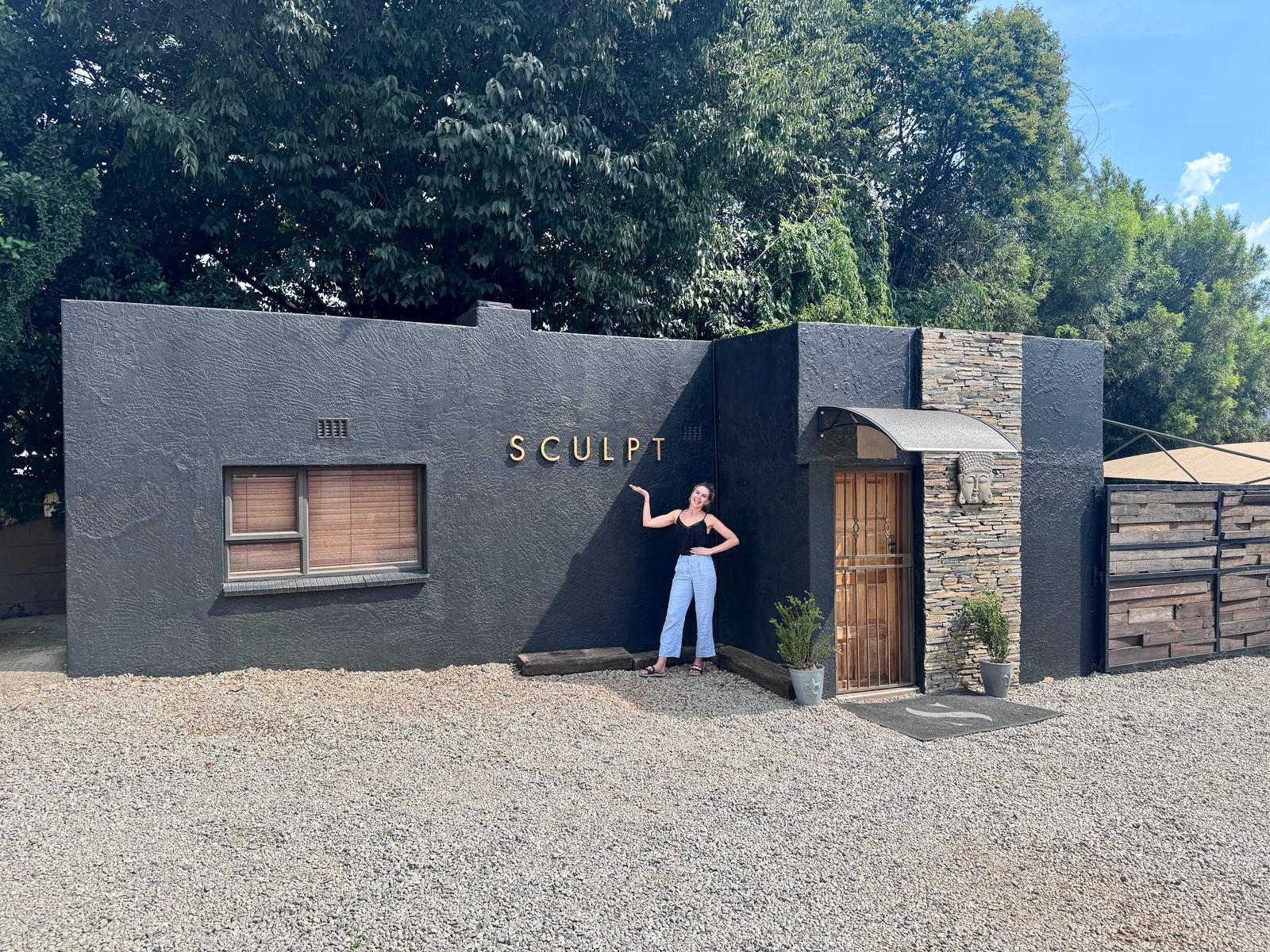 The current exterior of Sculpt in Dowerglen